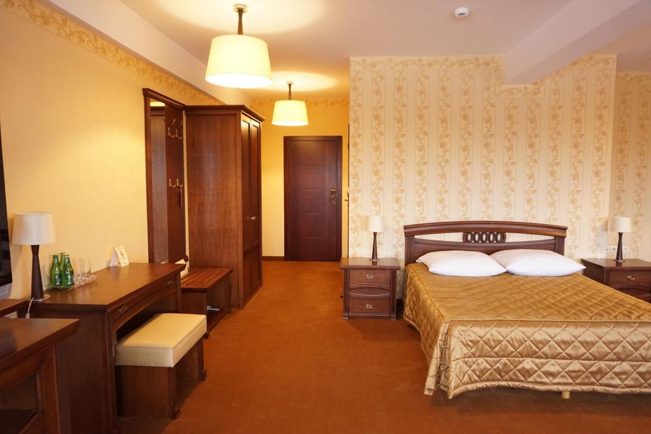 Hotel Mistral Marki  Exterior photo